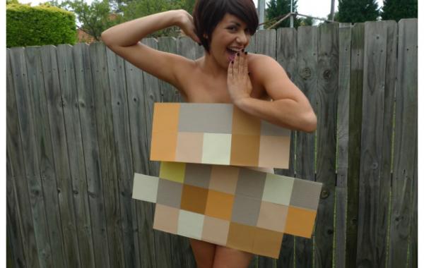 Девушка любит переодеваться в костюмы