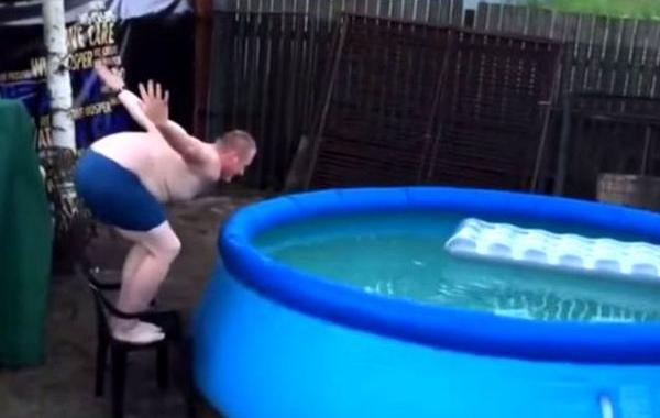 провальный прыжок в бассейн, смешной прыжок в бассейн