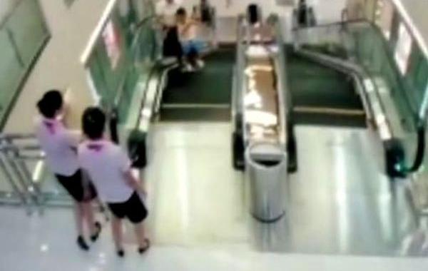 женщина провалилась в эскалатор, спасла ребенка провалилась в эскалатор, спасала ребенка затянул эскалатор