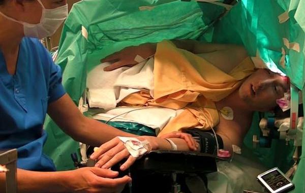 Амброз Байец-Лапайне, Ambroz Bajec-Lapajne, певец исполнил Шуберта во время операции на мозге, спел Шуберта операция на мозге