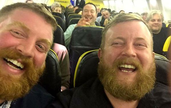 пассажир самолёта сел рядом со своим довйником, Случайные близнецы