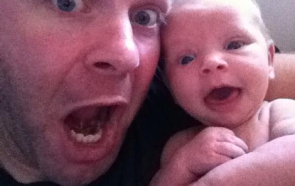 Веселый папа и его забавные снимки с новорожденной дочерью