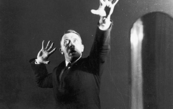 гитлер во время речи, Гитлер не хотел публиковать эти фотографии, Гитлер репетирует реч