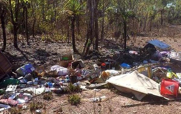 парень вернул  мусор, вернул мусор владельцу, выкинул мусор вместе с документами, нашел и вернул мусор обратно