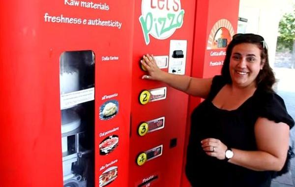 автомат готовит пиццу на глазах, торговый автомат с пиццей, торговый автомат готовит пиццу
