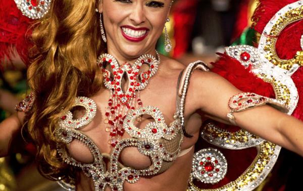 Девушки с потрясающими фигурами в откровенных костюмах с фестиваля в Монтевидео