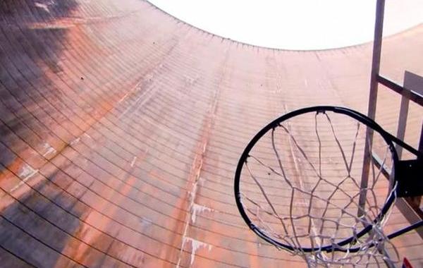 1000-очковый, попал в кольцо с дамбы, бросил мяч с дамбы в кольцо, попал в кольцо баскетбольным мячом с дамбы