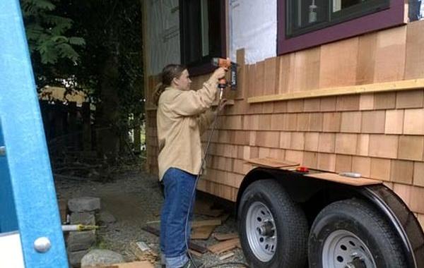 женщина построила дом на колесах, крошечный дом на колесах, внутри дома на колесах