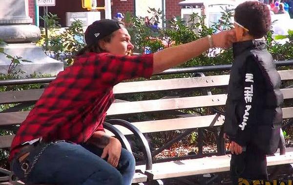 мальчик просил взрослых закурить, социальный эксперимент мальчик курить