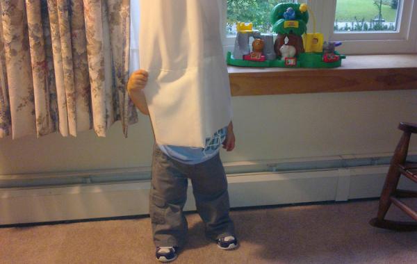 дети играют в прятки, маленькие мастера маскировки