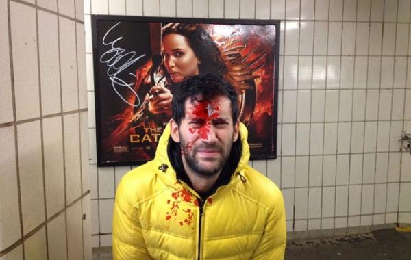 Проект Джона Бергермана Head Shots, на фоне плакатов в метро