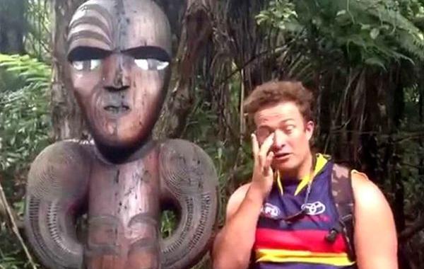 Сэм Опоури, Sam Aupouri, корчит рожи у статуи, позирует для фото, его снимают на камеру