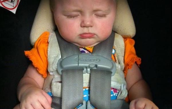 ребёнок развлекательный центр спит