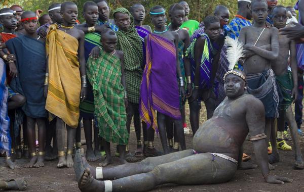 Племя Боди соревнование на самого толстого и жирного, церемония ka'el