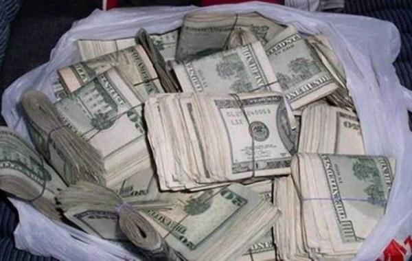 Благородные люди,нашли большие суммы денег и вернули их 