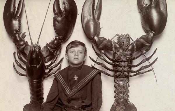 Мальчик на фоне гигантских лобстеров