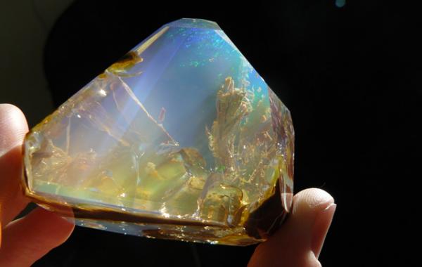 Найден необычный опал с подводным пейзажем внутри