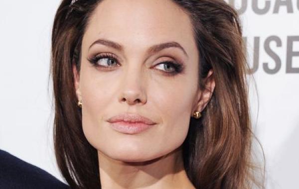 Необычные таланты и умения голливудских звезд  Анджелина Джоли 