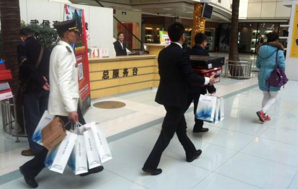 Девушка купила 100 пар обуви и наклеила её скотчем на автомобиль