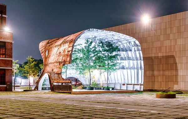 корабль превратился в павильон, корабль в деревьями внтури