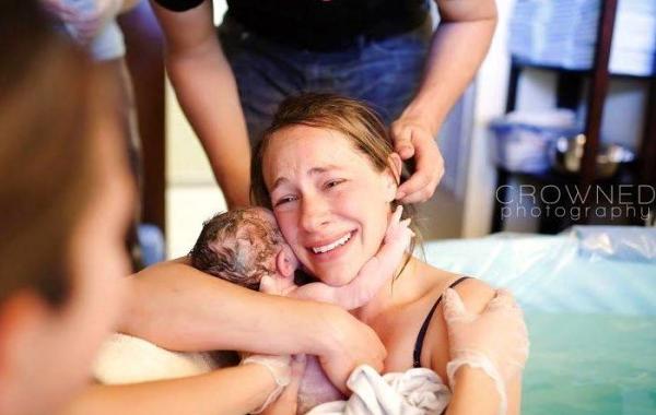 Чудо рождения, новорождённые дети, женщины со своими детьми, только что родившие женщины