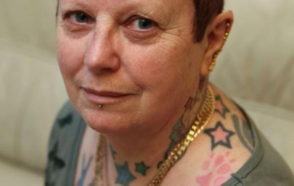 Бабушка Любительница татуировки Шейла Джонс Sheila Jones