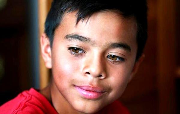 мальчик читал почтовый спам, мальчик вынужден читать листовки, у мальчика не было книг