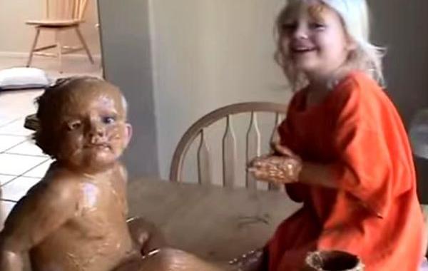 девочка обмазала брата арахисовым маслом, мальчик в арахисовом масле