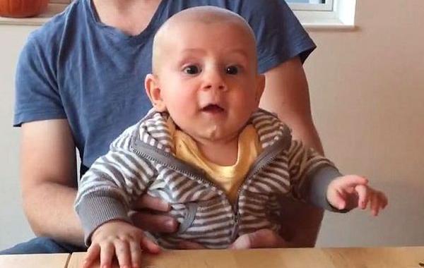 ребенок играет на воздушном пианино, ребенок играет на воображаемом пианино, ребенок играет на пианино