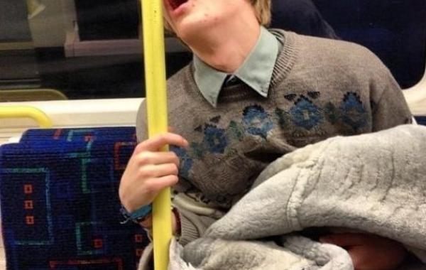 сон в транспорте спящие люди 