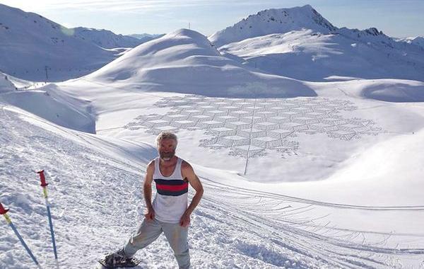 дракон из снега, художник вытоптал дракона из снега, Саймон Бек