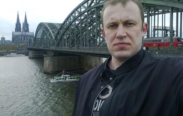 путешественник с каменным лицом турист 