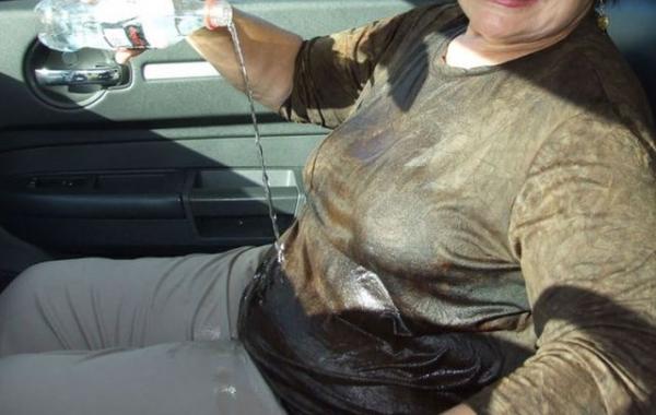 Странная женщина, которая фотографируется только в воде