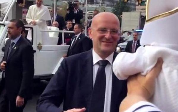 ребенок в костюме Папы Римского, ребенок в костюме рассмешил Папу Римского, Папа Римский и ребенок в костюме Папы Римского