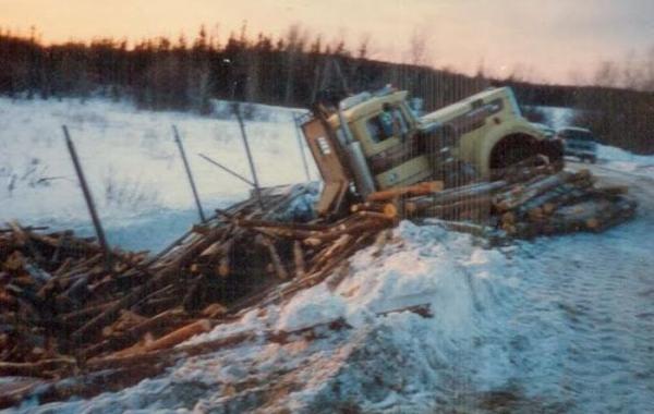 Поезд против грузовика с лесом