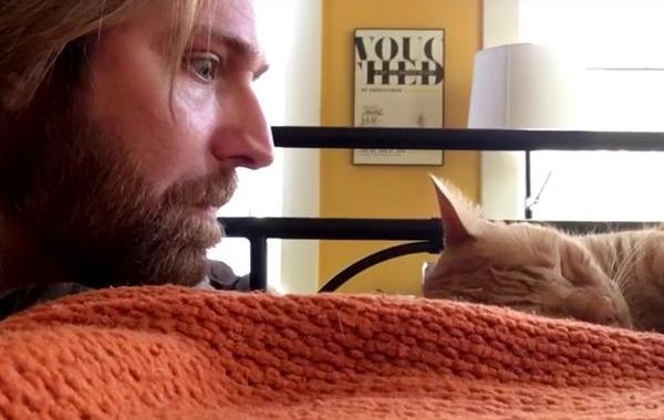 Парень отомстил своему коту, кот будил хозяина в 4 утра, Николас Текоске 