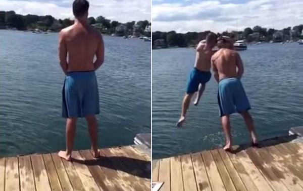 грязный приём, головой в собственную мочу, наказал друга мочился в воду