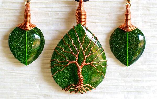 Супружеская пара собирает на свалках провода из старых телевизоров, подвески древо жизни