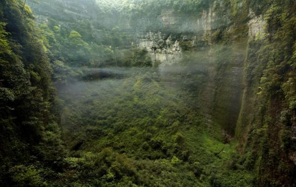 Затерянный мир. Найдена гигантская пещера в Китае, которая имеет свой климат и свои облака